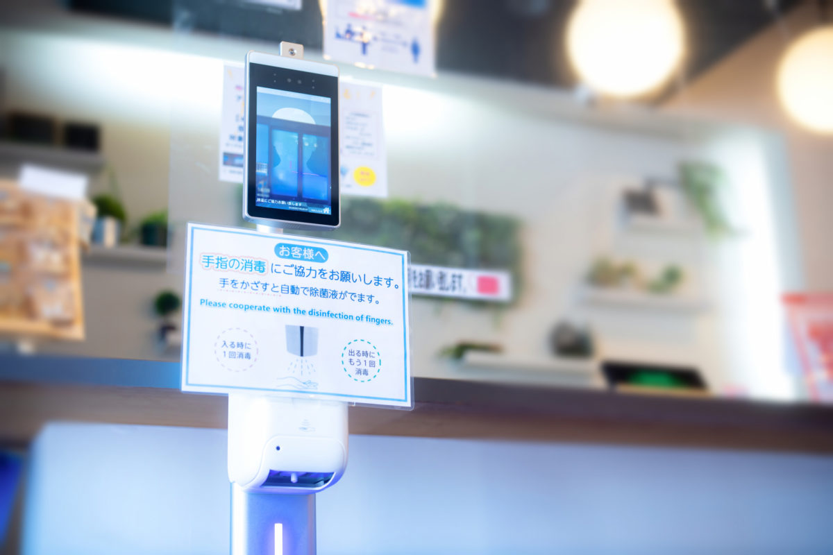 来店時の検温・消毒を実施しております。